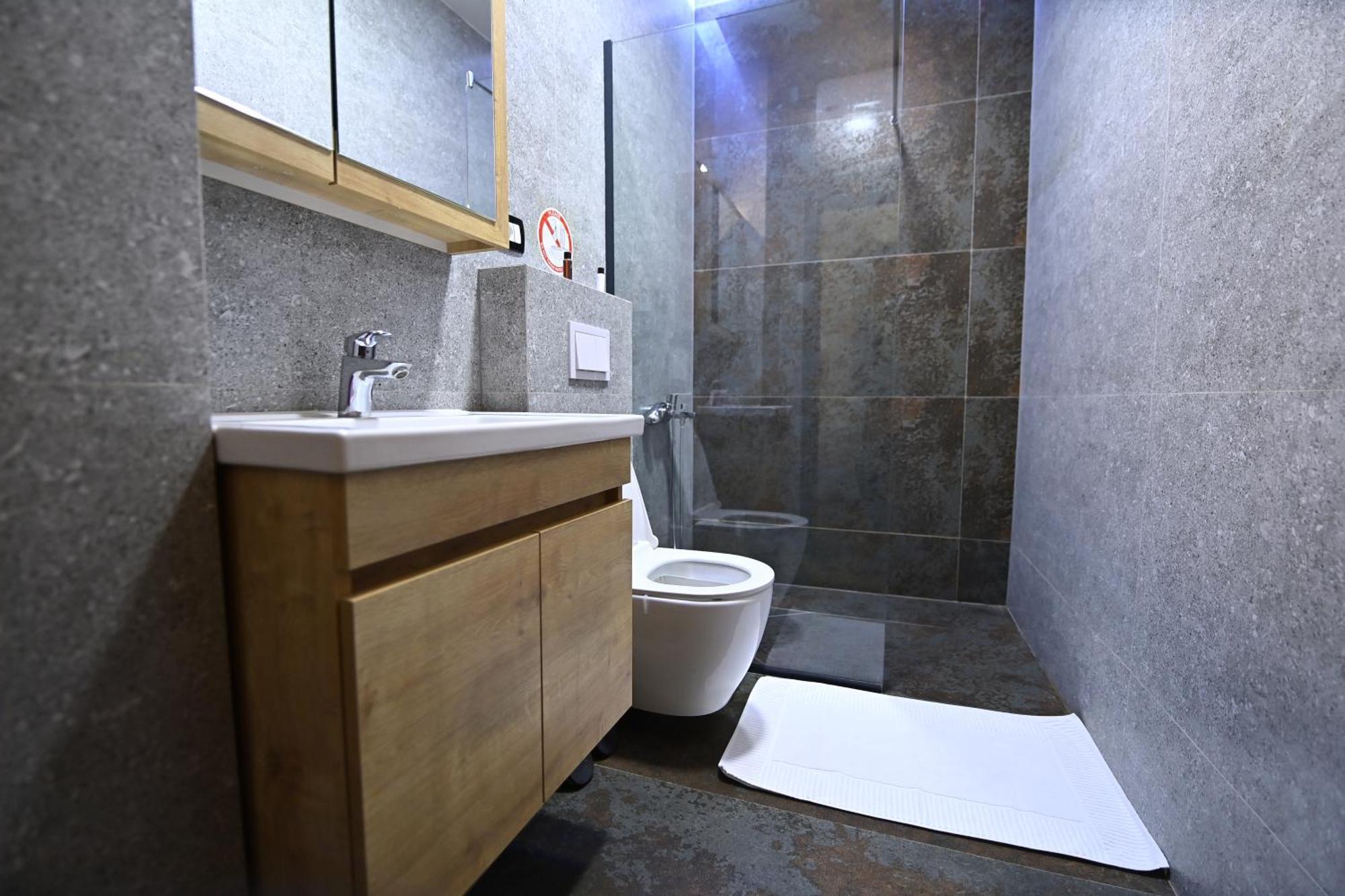 Hotel And Apartments Central City Prishtina Pristina Exterior photo